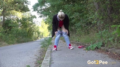 Pretty blonde Di Devi pulls down her jeans to pee on a public sidewalk | Фото 4