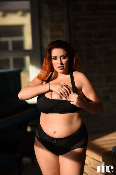 Thick model Lucy Vixen strips to her lace panties & exposes her huge tits | Фото 10