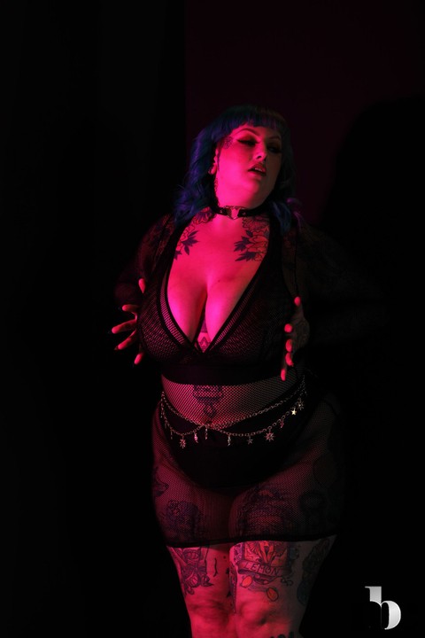 Chubby tattooed vixen Galda Lou strips naked and shows off her huge curves | Фото 1