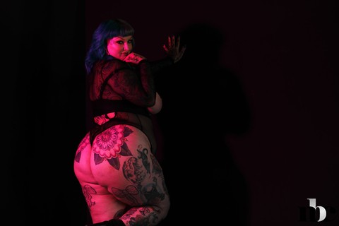 Chubby tattooed vixen Galda Lou strips naked and shows off her huge curves | Фото 11