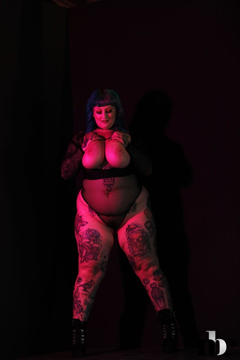 Chubby tattooed vixen Galda Lou strips naked and shows off her huge curves | Фото 12