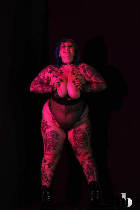 Chubby tattooed vixen Galda Lou strips naked and shows off her huge curves | Фото 15