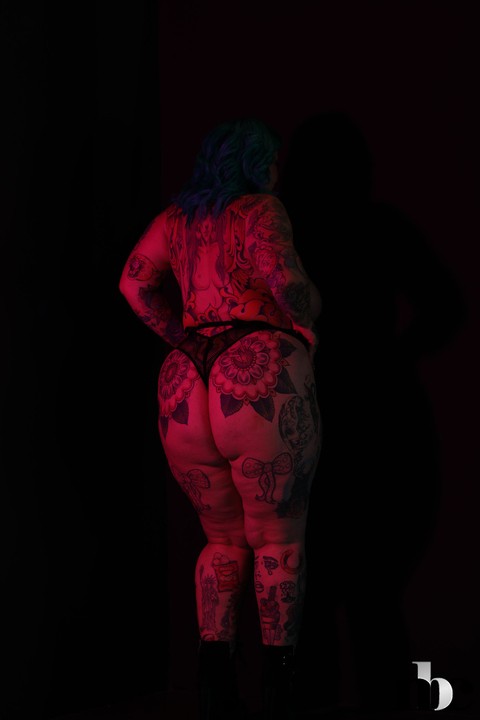 Chubby tattooed vixen Galda Lou strips naked and shows off her huge curves | Фото 16