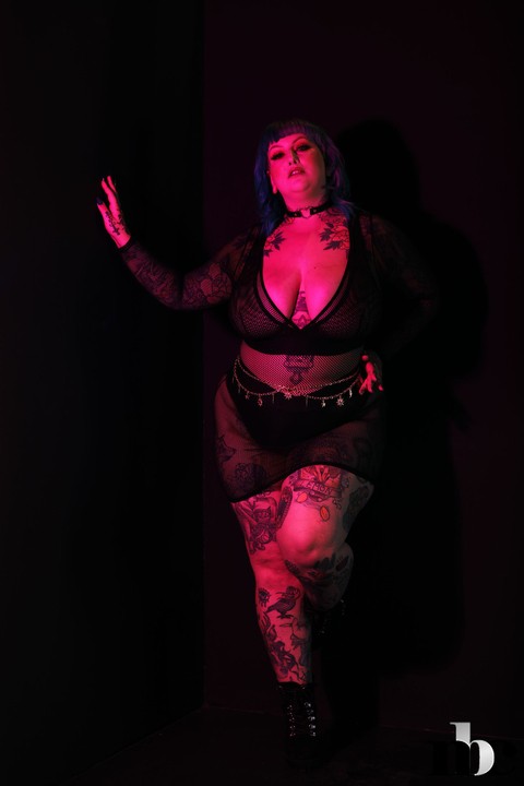 Chubby tattooed vixen Galda Lou strips naked and shows off her huge curves | Фото 2