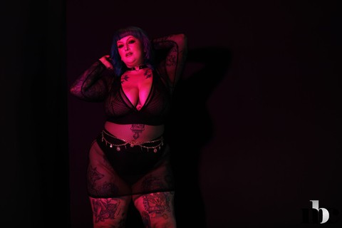 Chubby tattooed vixen Galda Lou strips naked and shows off her huge curves | Фото 3