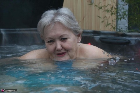 Chubby nan Valgasmic Exposed shows her tits and pussy in an outdoor hot tub | Фото 18