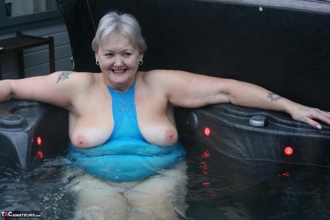 Chubby nan Valgasmic Exposed shows her tits and pussy in an outdoor hot tub | Фото 19