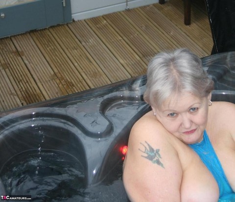 Chubby nan Valgasmic Exposed shows her tits and pussy in an outdoor hot tub | Фото 4