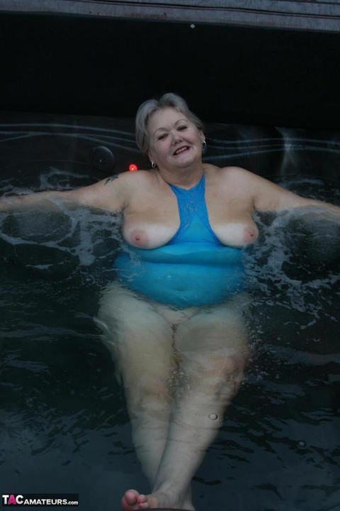 Chubby nan Valgasmic Exposed shows her tits and pussy in an outdoor hot tub | Фото 8