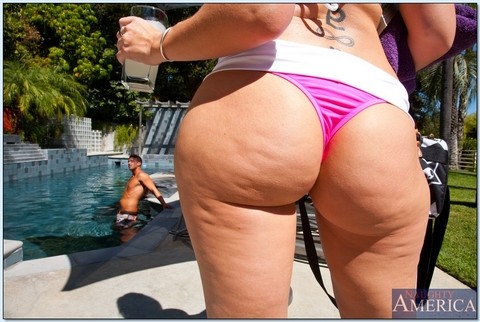 Plump milf pool stripping show from legendary star Sara Jay | Фото 16