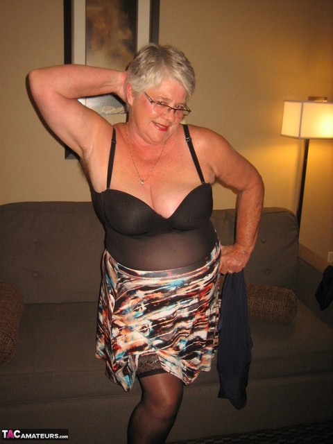 Old amateur Girdle Goddess proudly displays her huge boobs in hosiery | Фото 11