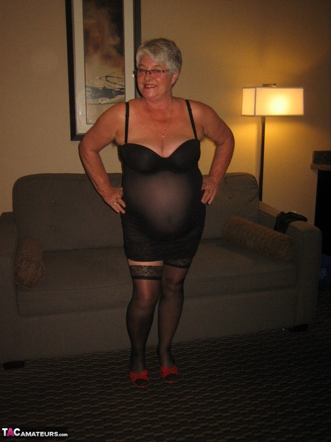 Old amateur Girdle Goddess proudly displays her huge boobs in hosiery | Фото 17