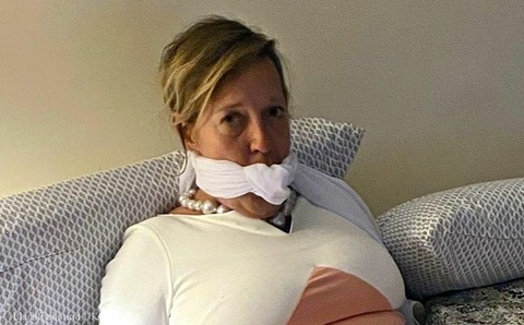 Amateur lady Meyer is gagged and restrained in various locations at home | Фото 13