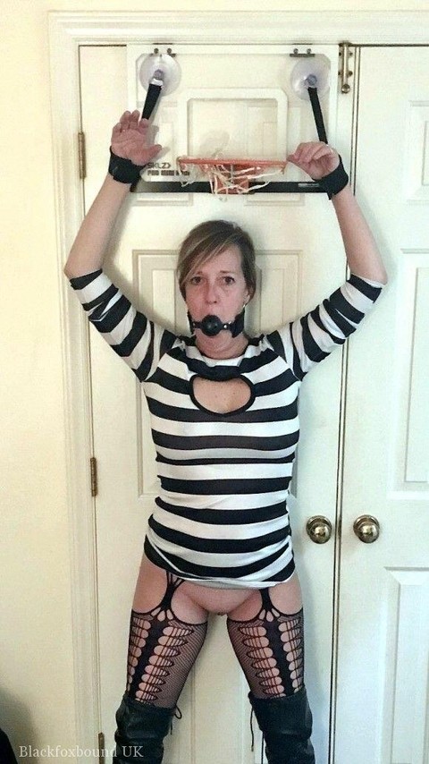 Amateur lady Meyer is gagged and restrained in various locations at home | Фото 4