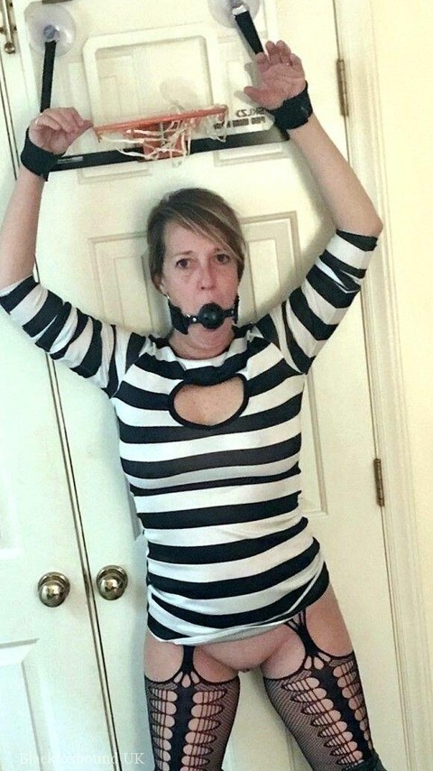 Amateur lady Meyer is gagged and restrained in various locations at home | Фото 8