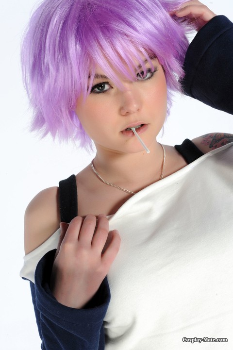 Purple haired girl Kasey Olsen spreading her pussy with lollipop in her mouth | Фото 2