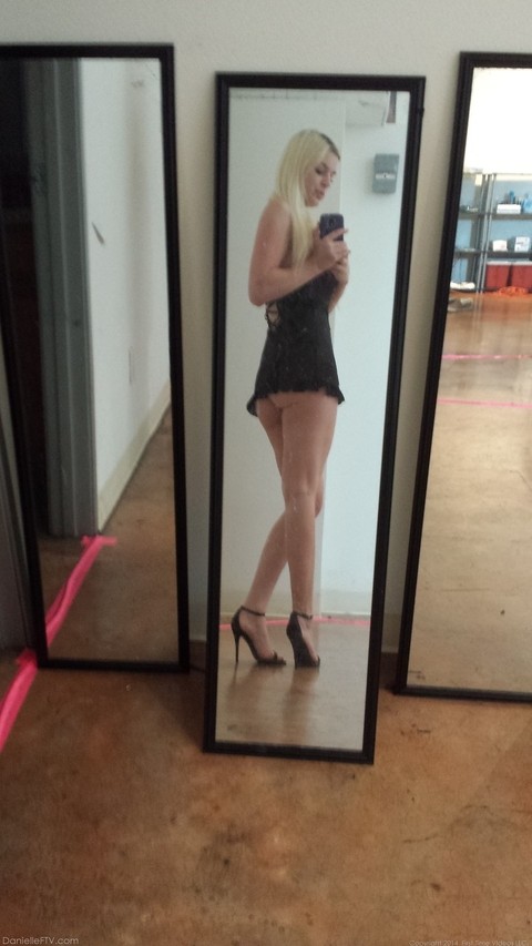 Blonde amateur takes naked and semi-naked selfies in mirrors around the house | Фото 10