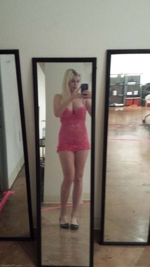 Blonde amateur takes naked and semi-naked selfies in mirrors around the house | Фото 9