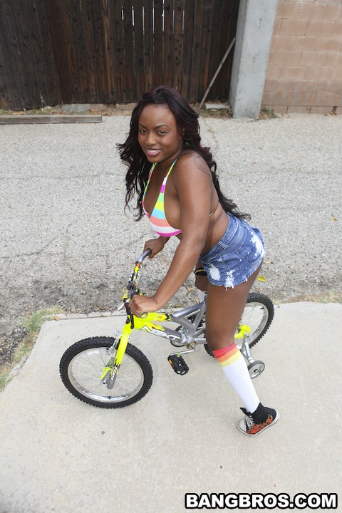 Black goddess Jada Fire exposing big ass and boobs after a bike ride | Фото 1