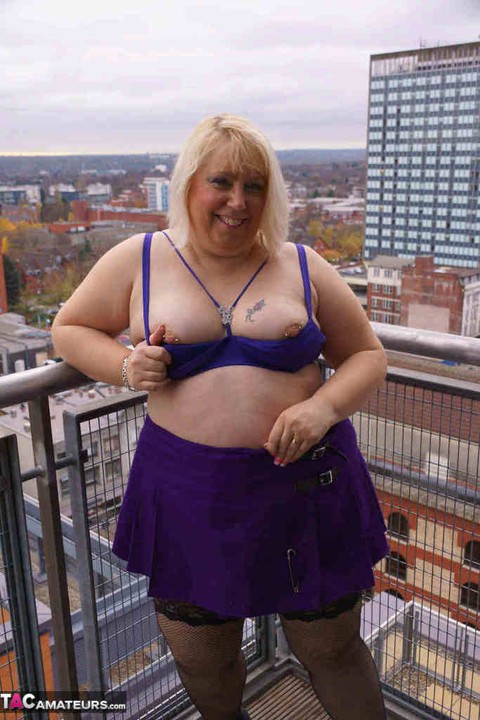 Older British BBW Lexie Cummings exposes her fat ass and twat on a balcony | Фото 11