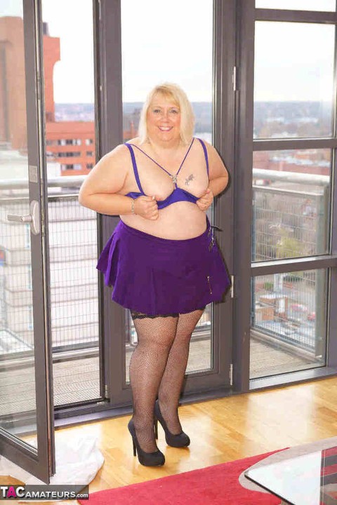 Older British BBW Lexie Cummings exposes her fat ass and twat on a balcony | Фото 16