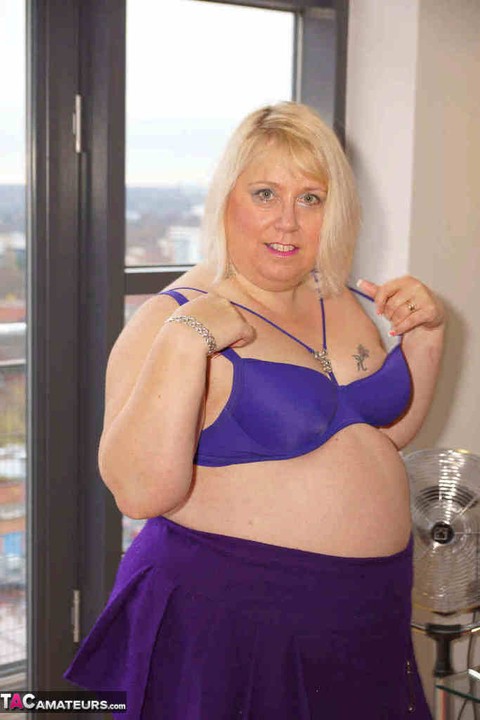 Older British BBW Lexie Cummings exposes her fat ass and twat on a balcony | Фото 17