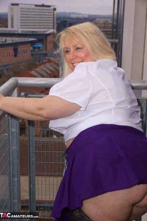 Older British BBW Lexie Cummings exposes her fat ass and twat on a balcony | Фото 6