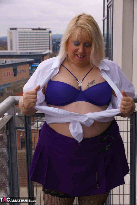 Older British BBW Lexie Cummings exposes her fat ass and twat on a balcony | Фото 7