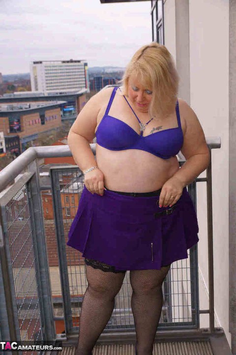 Older British BBW Lexie Cummings exposes her fat ass and twat on a balcony | Фото 8