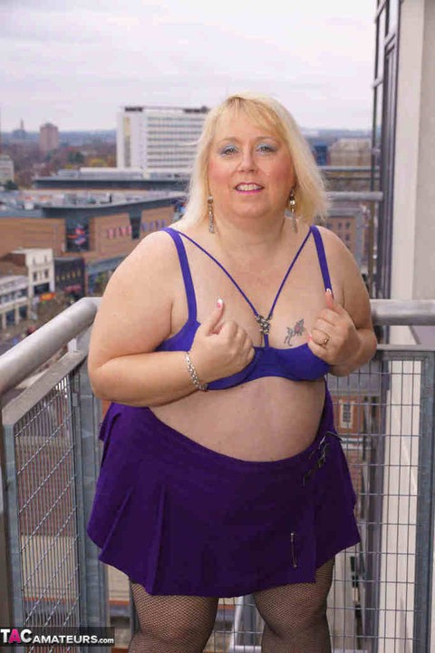 Older British BBW Lexie Cummings exposes her fat ass and twat on a balcony | Фото 9