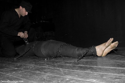 Submissive bondage slut Satine Phoenix getting tortured in a dark place | Фото 10