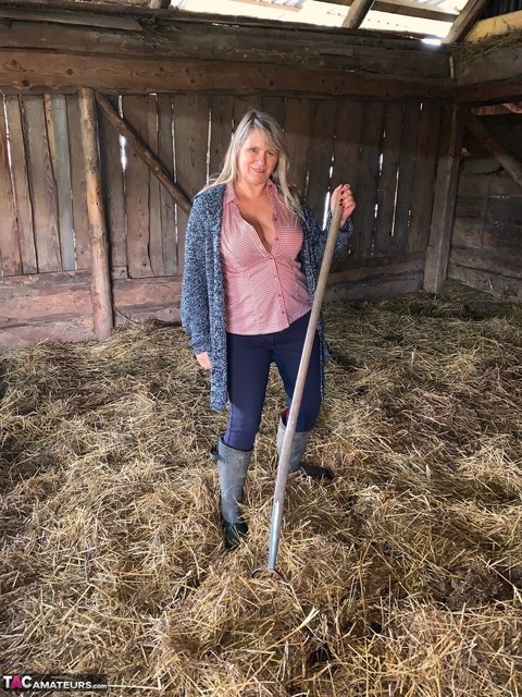 Overweight amateur Sweet Susi strips naked while forking hay in a mow | Фото 1