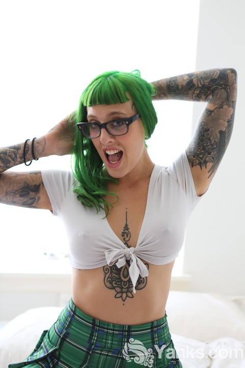 Tattooed amateur Lola A strips to white OTK socks with her hair dyed green | Фото 3