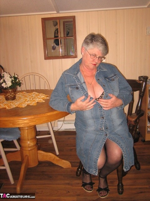 Big titted overweight granny Girdle Goddess dildos her beaver over a table | Фото 2