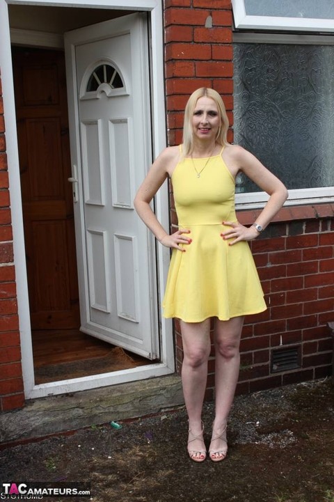 Blonde amateur Tracey Lain flashes outside her house before deep anal fucking | Фото 1