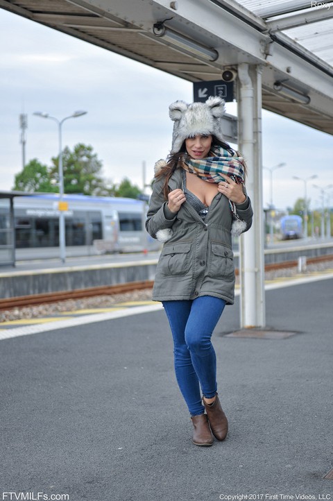 Brunette solo girl exposes herself in ripped hose and tights in public places | Фото 14