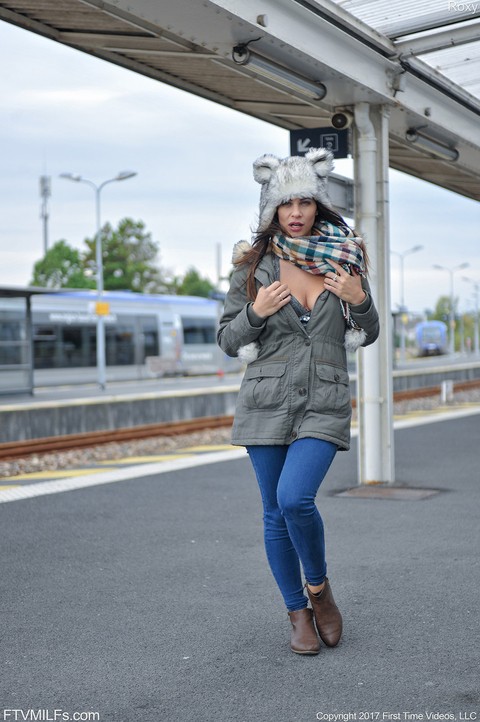 Brunette solo girl exposes herself in ripped hose and tights in public places | Фото 15