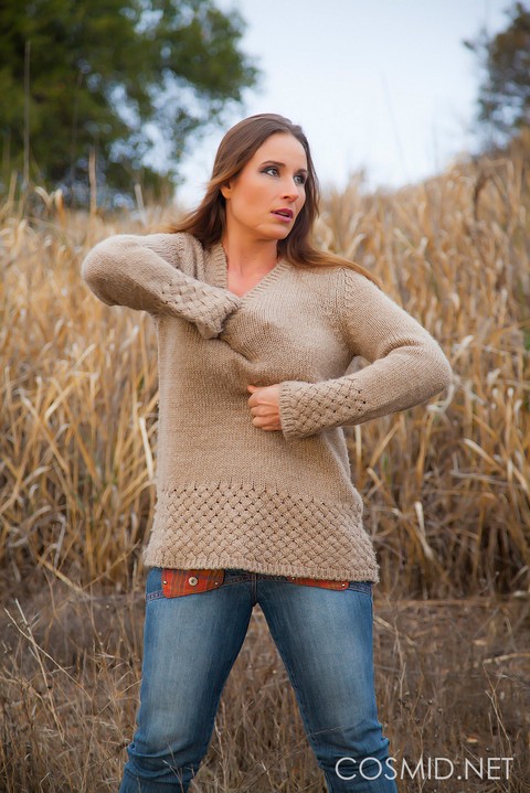 Curvy Vassanta peels off her jeans in a field to show a hairy pussy | Фото 1