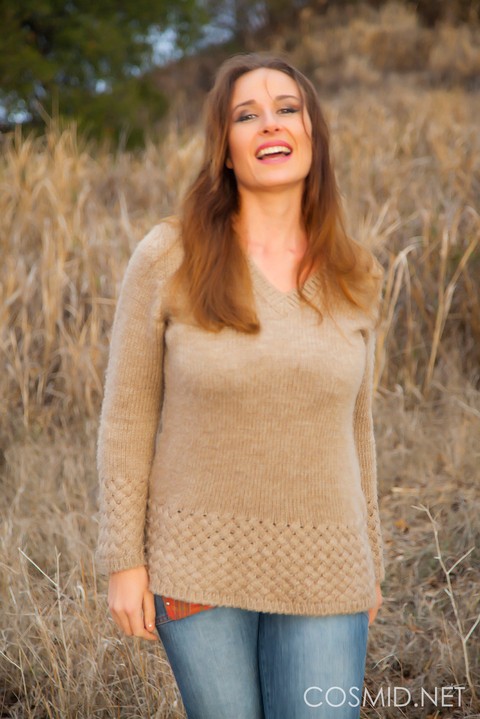 Curvy Vassanta peels off her jeans in a field to show a hairy pussy | Фото 2