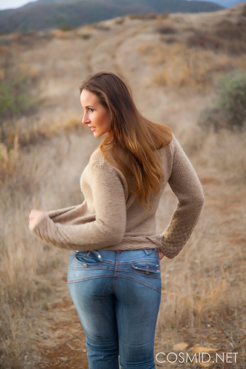 Curvy Vassanta peels off her jeans in a field to show a hairy pussy | Фото 3