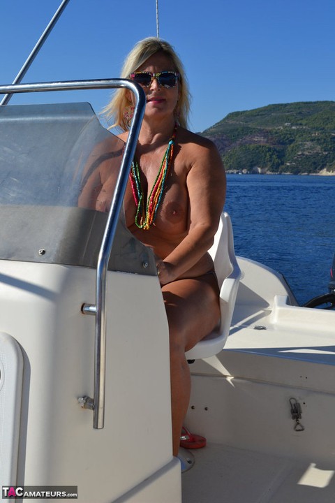 Busty blonde Chrissy pilots her speed boat nude to sun her thick naked body | Фото 5