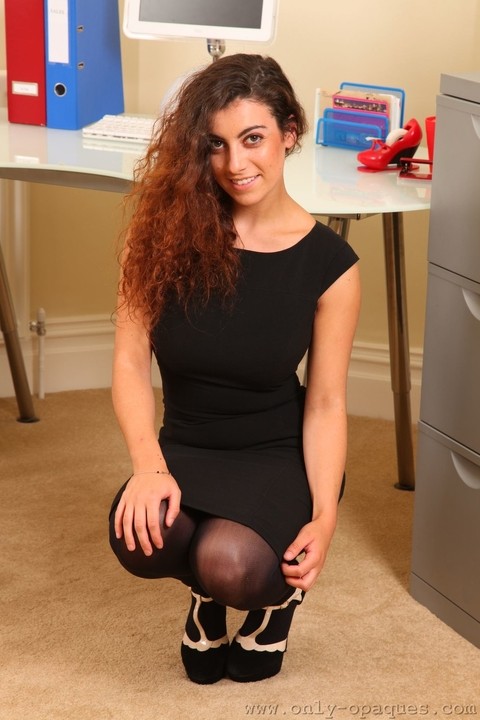 Exotic curly haired secretary Fiona S flashes her ass and big juggs at work | Фото 4