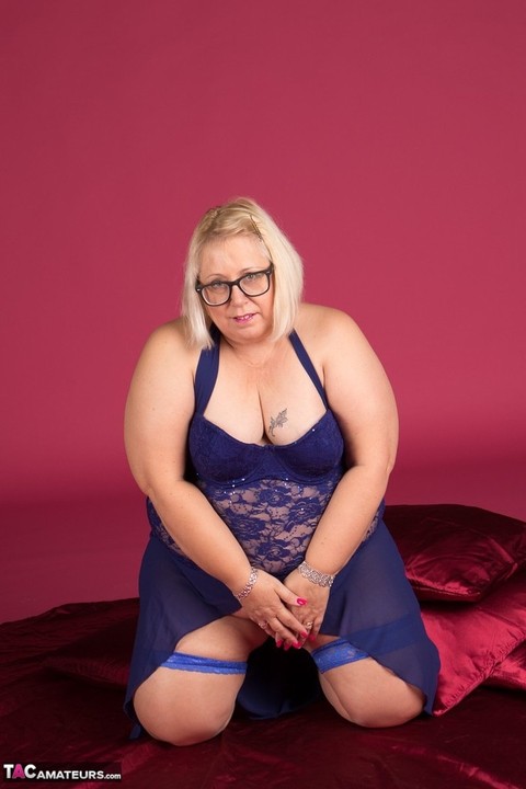 Blonde fatty Lexie Cummings exposes her snatch while in lingerie and stockings | Фото 16