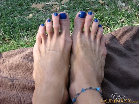 Sexy pornstar Erica Lauren flaunts painted sexy toes in sandals & bare | Фото 12