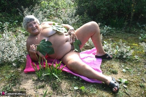 Fat British woman Grandma Libby gets naked on a towel upon scrubby ground | Фото 1