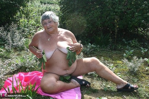 Fat British woman Grandma Libby gets naked on a towel upon scrubby ground | Фото 2