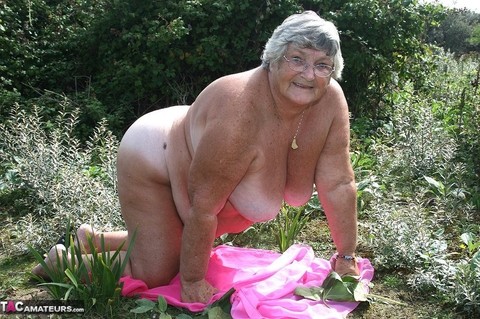 Fat British woman Grandma Libby gets naked on a towel upon scrubby ground | Фото 20