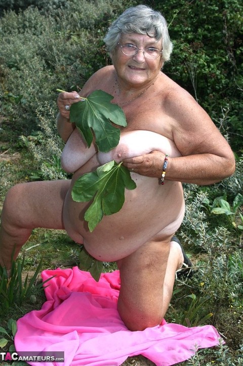 Fat British woman Grandma Libby gets naked on a towel upon scrubby ground | Фото 8