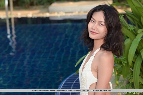 Asian teen Jesikah slips off a bathing suit to model naked near a pool | Фото 4