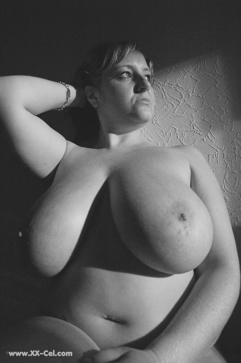 Busty amateur Davina showing off her big saggy tits in a black & white set | Фото 4